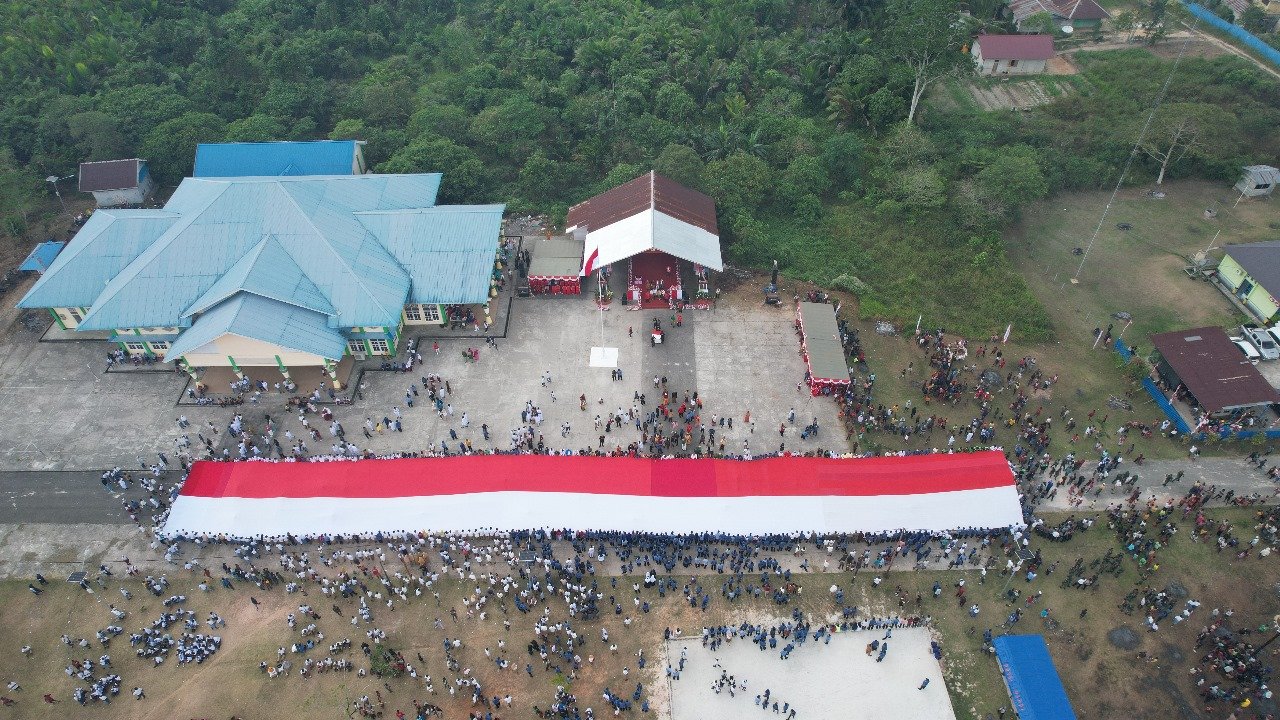 Usai Upacara HUT RI, Pj Bupati Mappi Pimpin Pembentangan Bendera Merah Putih Sepanjang 78 Meter