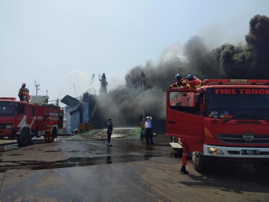 Kapal Roro KM. Mutiara Berkah 1 Terbakar, Seluruh Penumpang dan ABK Berhasil Diselamatkan