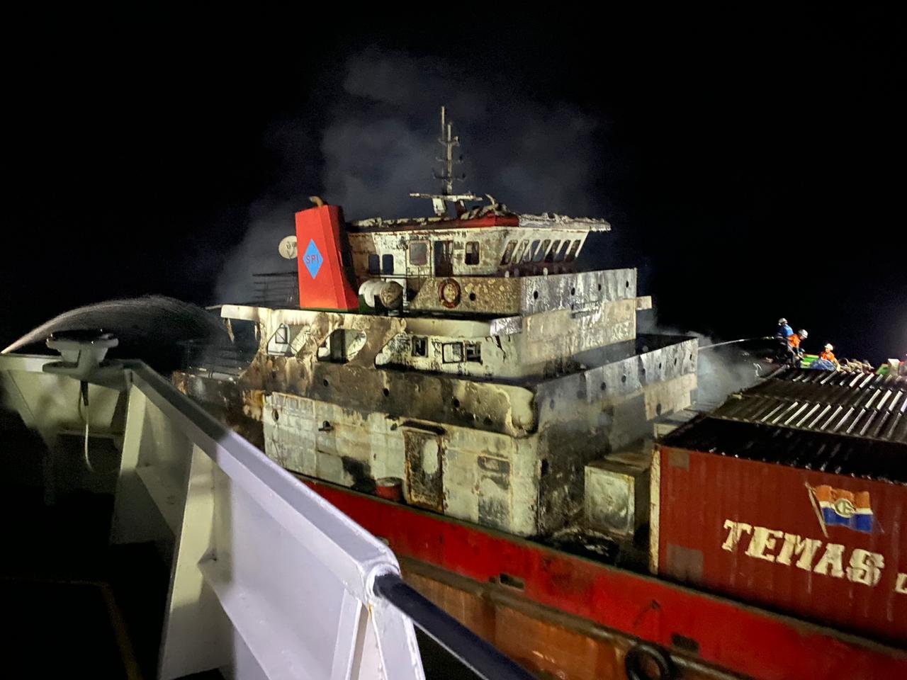 Kapal LCT Marina Bay yang Terbakar di Perairan Mandolang Berhasil Dievakuasi
