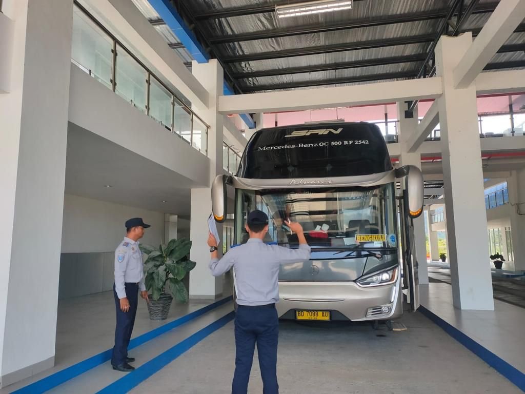 
Jelang Nataru, Ditjen Hubdat Lakukan Ramp Check Bus AKAP dan Pariwisata 
