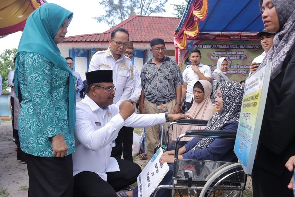 Melayani Dengan Hati,  Pj Gubernur Babel Bagikan Bantuan Untuk Disabilitas dan Anak Yatim