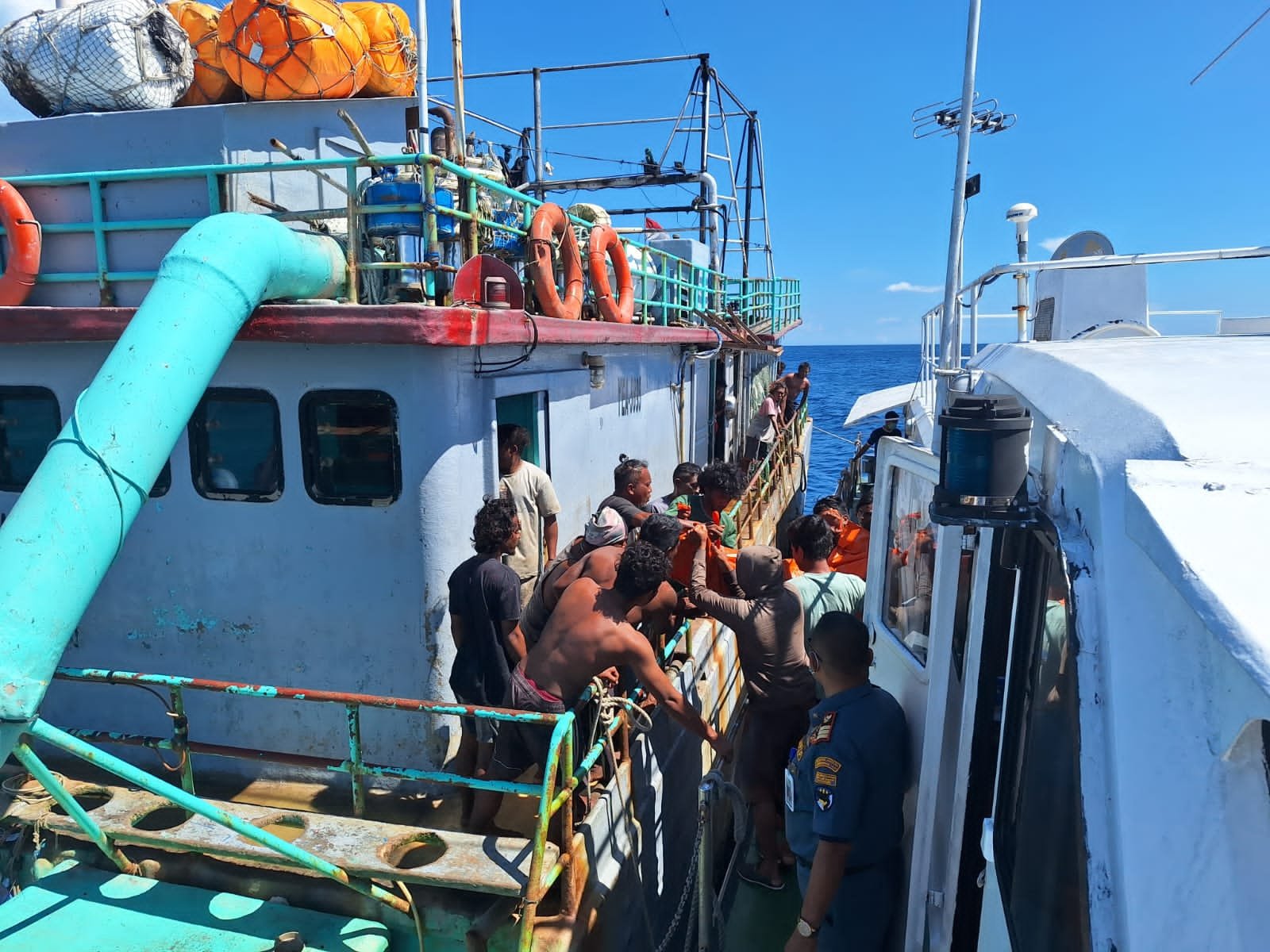 Kapal Patroli KPLP KN-P331 Berhasil Evakuasi Jenazah ABK yang Meninggal Saat Berlayar di Perairan Laut Maluku