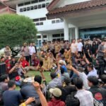 Terima Ratusan Pendemo Sambil Duduk Lesehan, Pj Gubernur Babel: Antara Pemimpin dan Rakyat Tak Perlu Berjarak