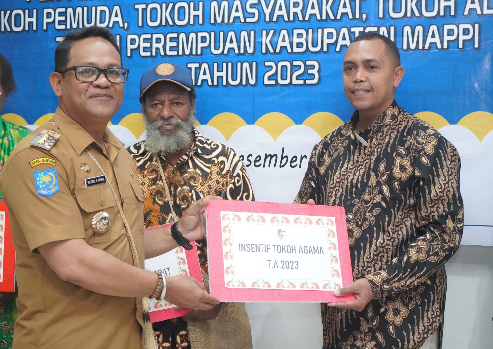 Pj Bupati Mappi Salurkan Bantuan Insentif bagi Para Tokoh Melalui Dana Otsus 2023