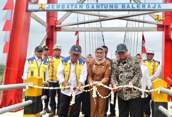 Tingkatkan Konektivitas Antar Desa di Subang dan Indramayu, Menteri Basuki Resmikan Jembatan Gantung Baleraja