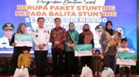 Pj Gubernur Sumsel Bersama Pj Wali Kota Palembang Kompak Bagikan Bansos untuk Anak Stunting