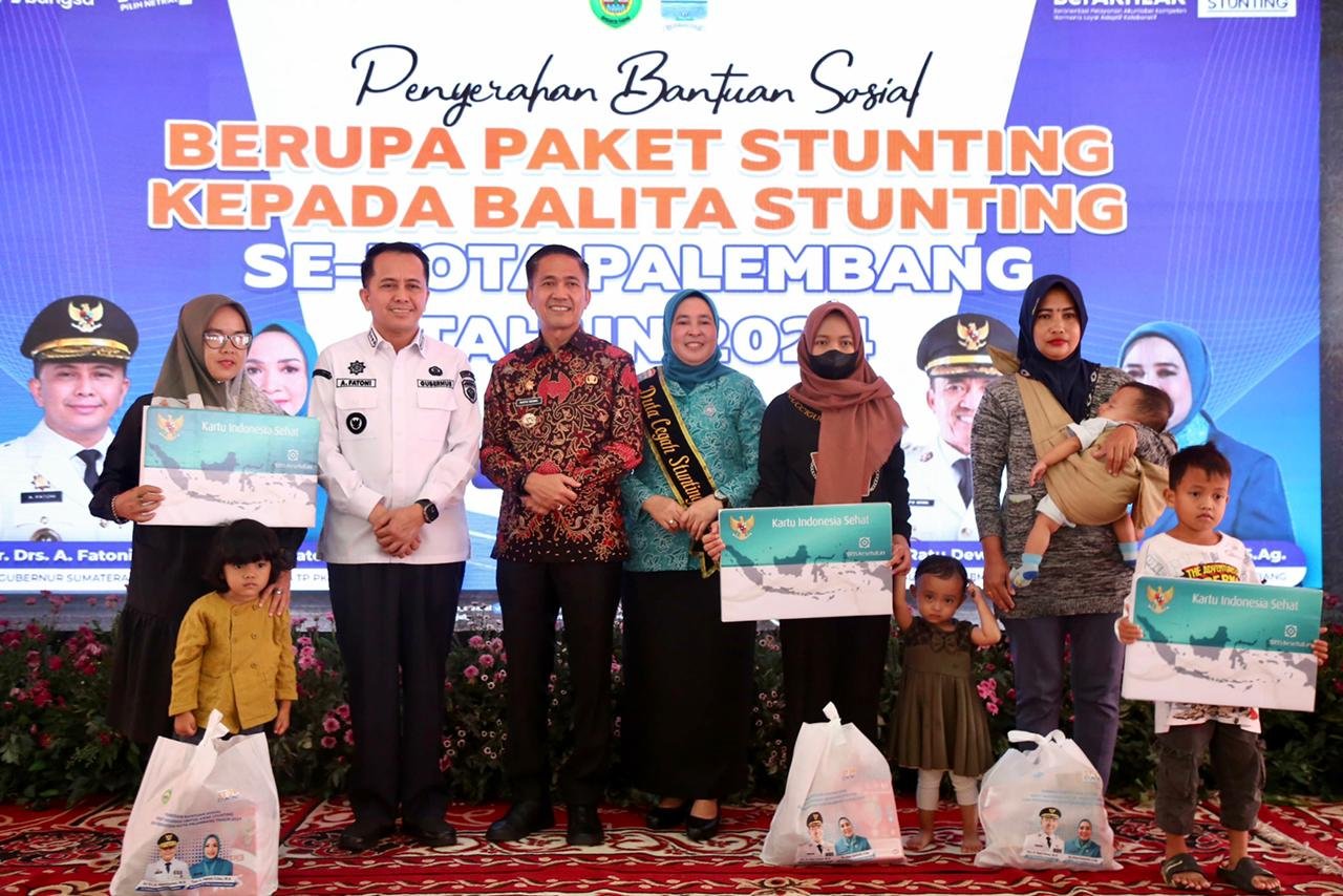 Pj Gubernur Sumsel Bersama Pj Wali Kota Palembang Kompak Bagikan Bansos untuk Anak Stunting
