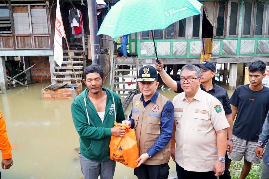 Pj Gubernur Sumsel Tinjau Lokasi Banjir di Muara Enim, Salurkan Bantuan untuk Warga Terdampak