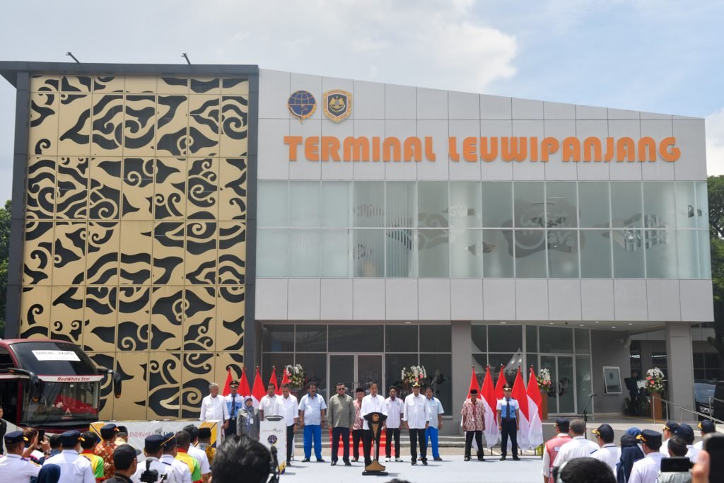 Resmikan Dua Terminal di Jabar, Presiden Jokowi Ajak Masyarakat Kembali Gunakan Transportasi Publik