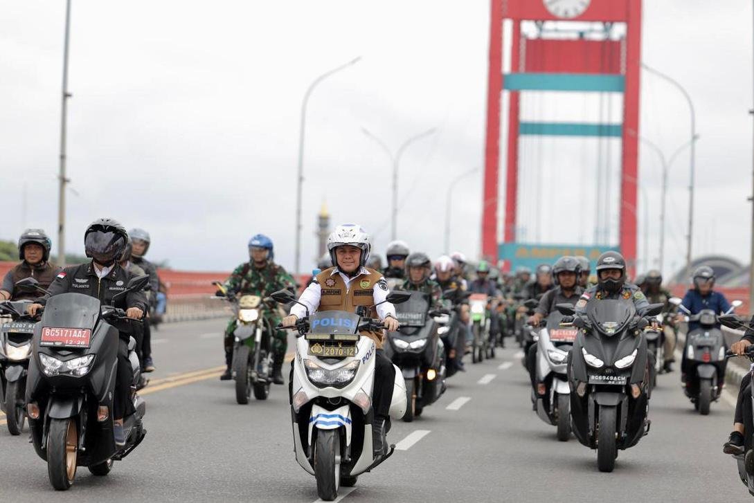 Kendarai Sepeda Motor, Pj Gubernur Agus Fatoni dan Forkopimda Sumsel Tinjau Empat TPS di Kota Palembang