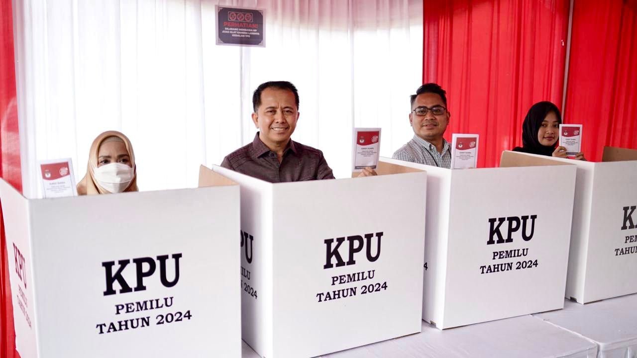 Gunakan Hak Suara di TPS 35 Palembang, Pj Gubernur Sumsel Imbau Warga Ikut Sukseskan Pemilu Damai 2024