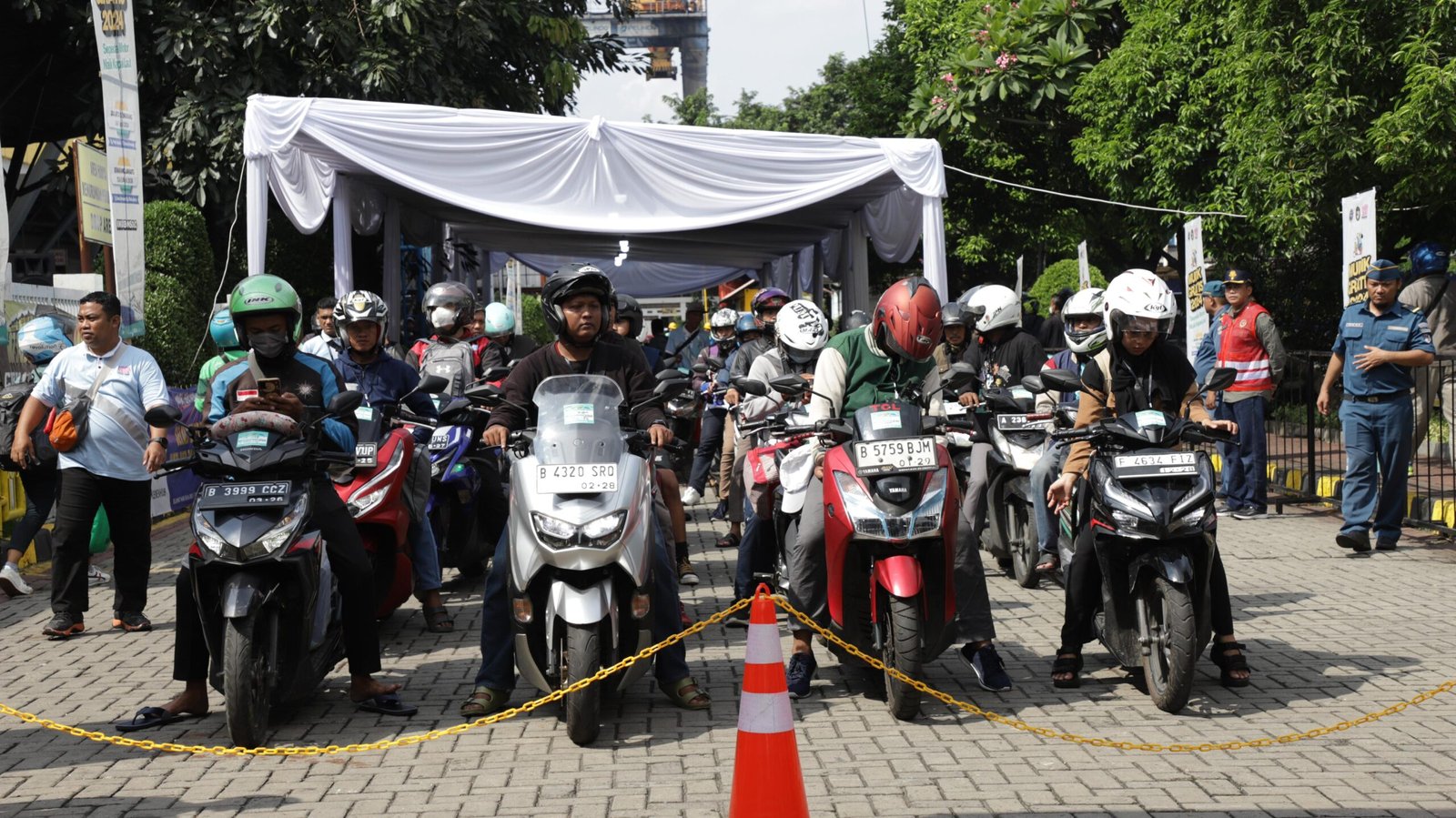 Ribuan Peserta Mudik Gratis Sepeda Motor Naik Kapal Laut Tiba Tiba di Jakarta