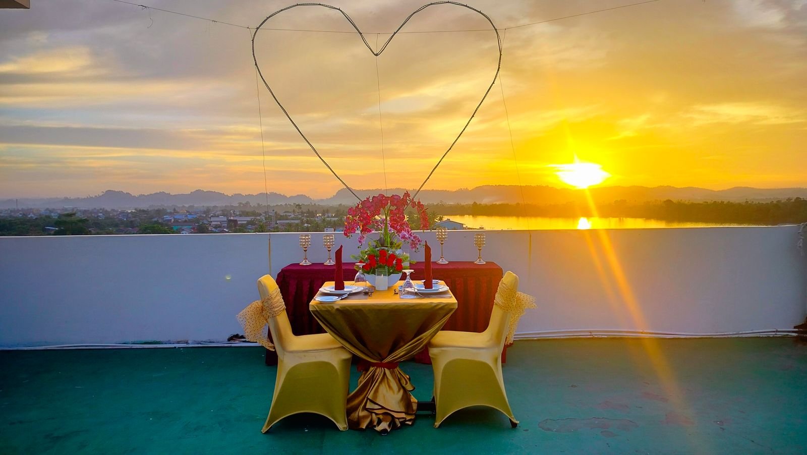 Nikmati Keajaiban Senja dan Makan Malam Eksklusif di Sky Rooftop Luminor Hotel Tanjung Selor 
