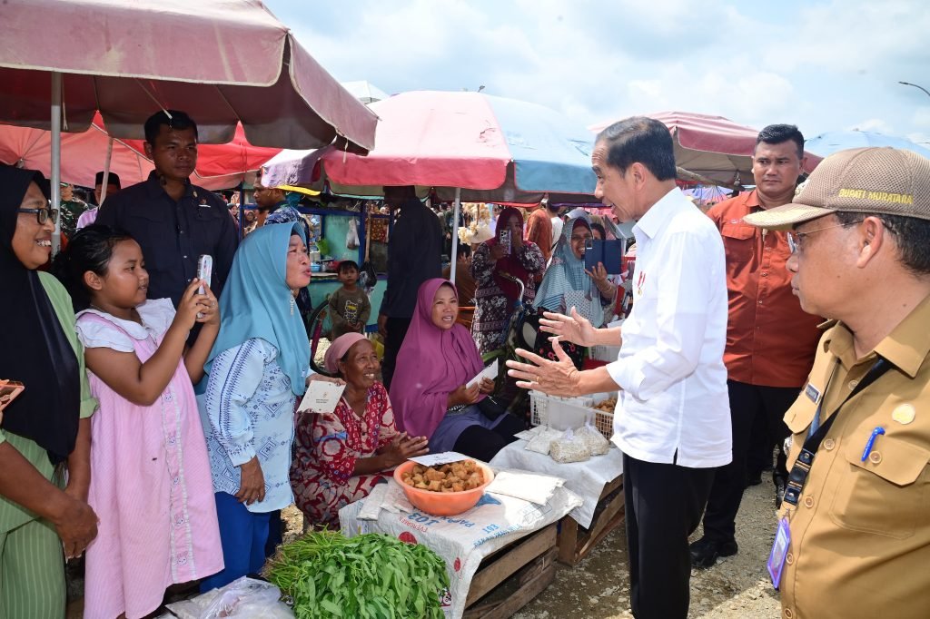 Tinjau Pasar Lawang Agung, Presiden Jokowi Pastikan Stabilitas Harga di Musi Rawas Utara