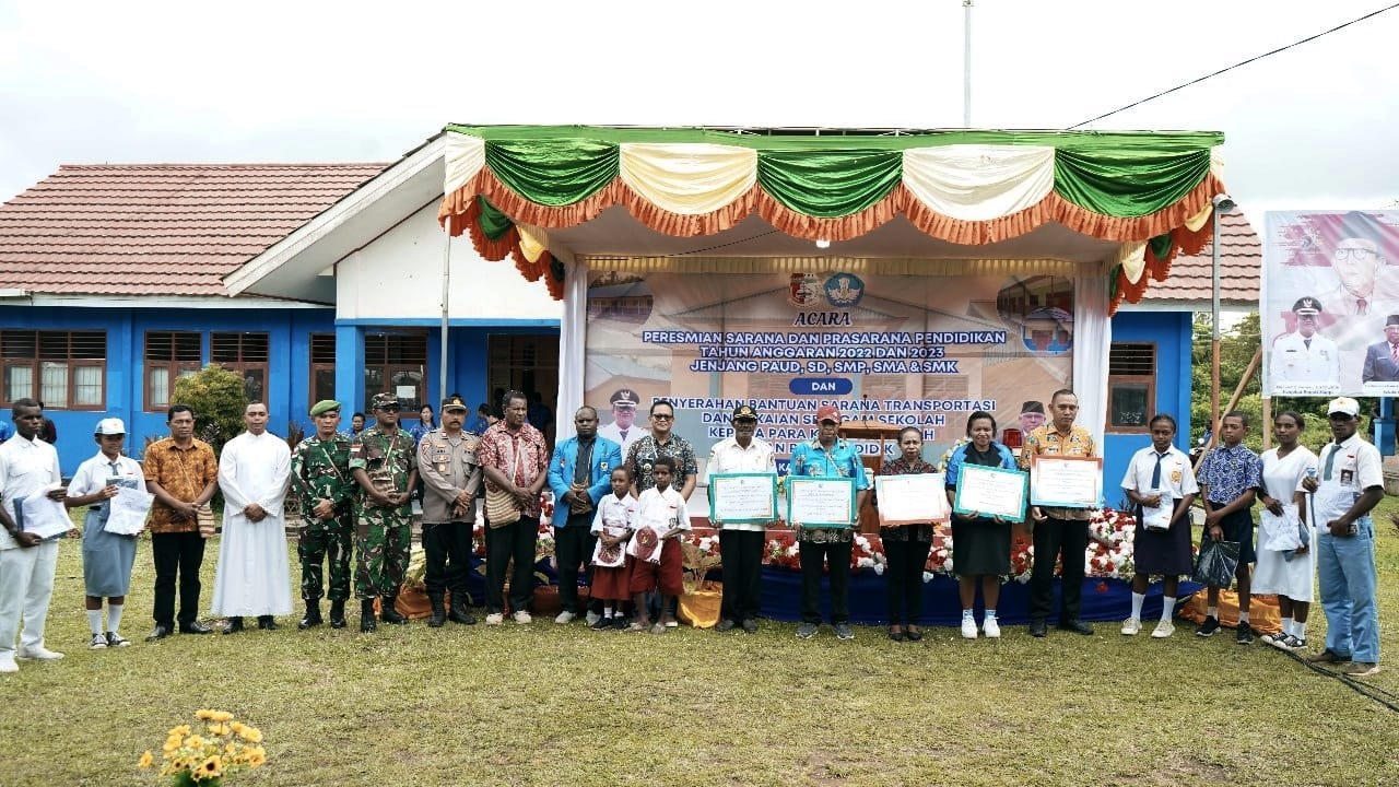 Pemkab Mappi Serahkan Bantuan Sarpras Pendidikan, Pj Bupati: Investasi Pendidikan yang Akan Mengangkat Harkat dan Martabat Kita