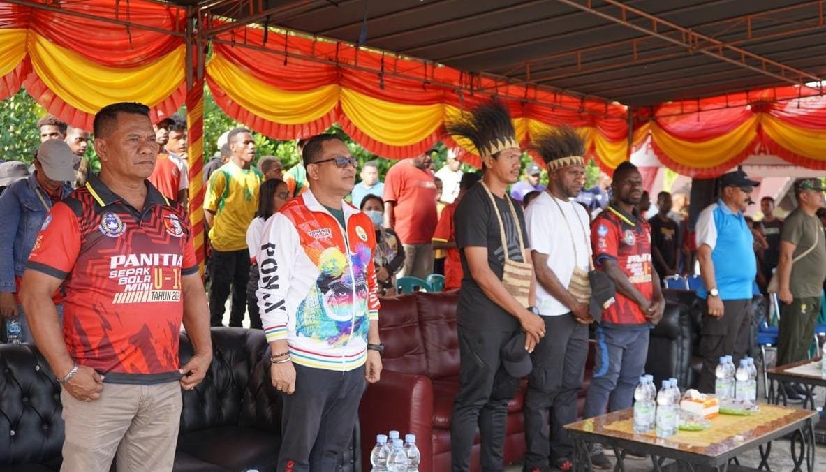 Duo Legend Persipura Boaz Salossa dan Ricardo Salampessy Hadiri Pembukaan Turnamen Bupati Cup U-21 Mappi 