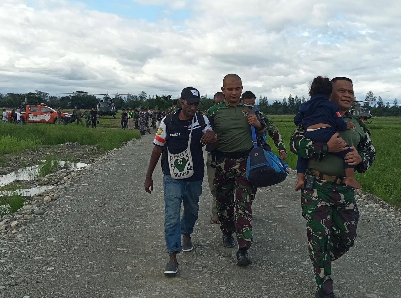 Pasca Serangan OPM, TNI Evakuasi Jenazah Pilot Glen Malcom Conning dan 13 Warga Sipil Papua