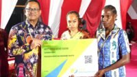 Hadiah HUT RI ke-79, Pemkab Mappi Serahkan 4.524 Kartu BPJS Ketenagakerjaan Kepada Pekerja Rentan dan Pegawai Honorer