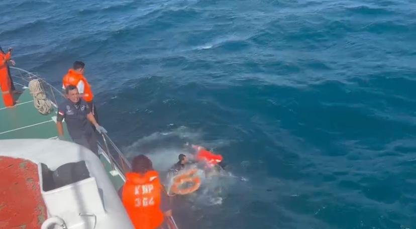 Kru Kapal KPLP KN.P 364 Berhasil Evakuasi Korban Jatuh ke Laut di Saumlaki