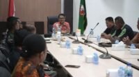 Pimpin Rapat Desk Pilkada, Pj Bupati Mappi Tekankan Pentingnya Penegakan Disiplin bagi ASN