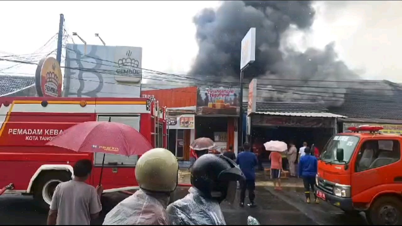 Diduga Akibat Kebocoran Gas, 8 Bangunan di Cibodas Kota Tangerang Terbakar