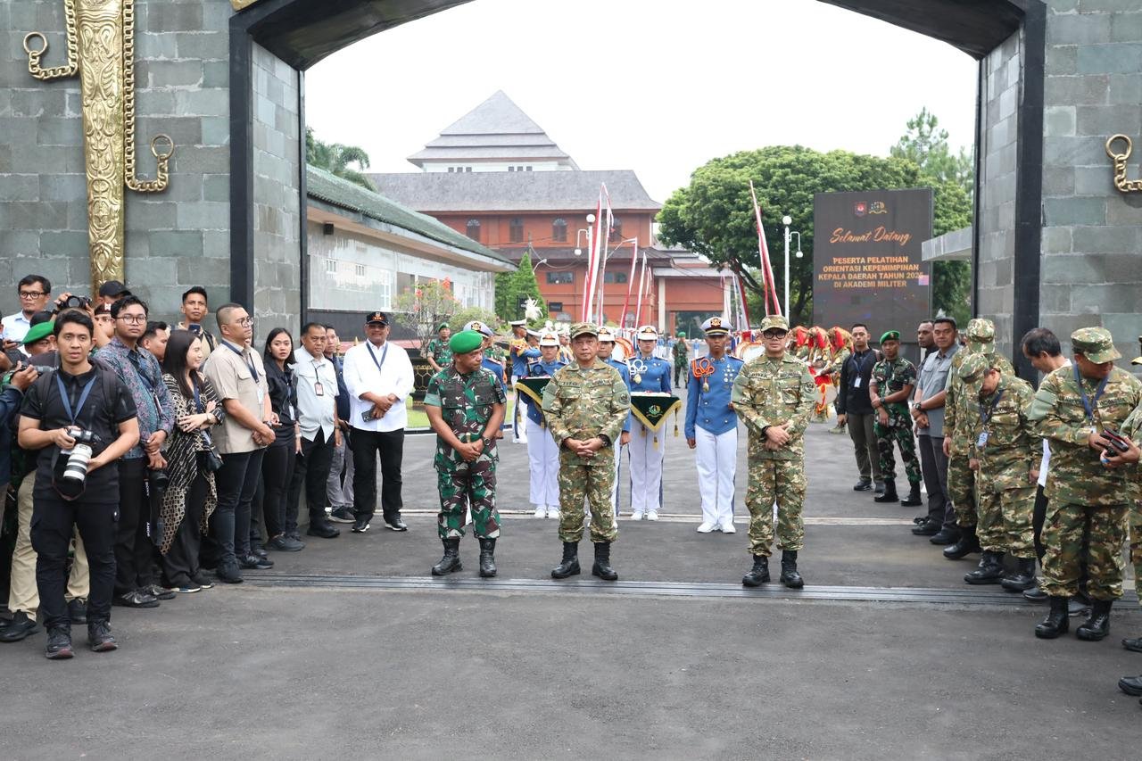 Mendagri Tito Sambut Kedatangan Kepala Daerah Peserta Retreat Pembekalan di Akmil Magelang
