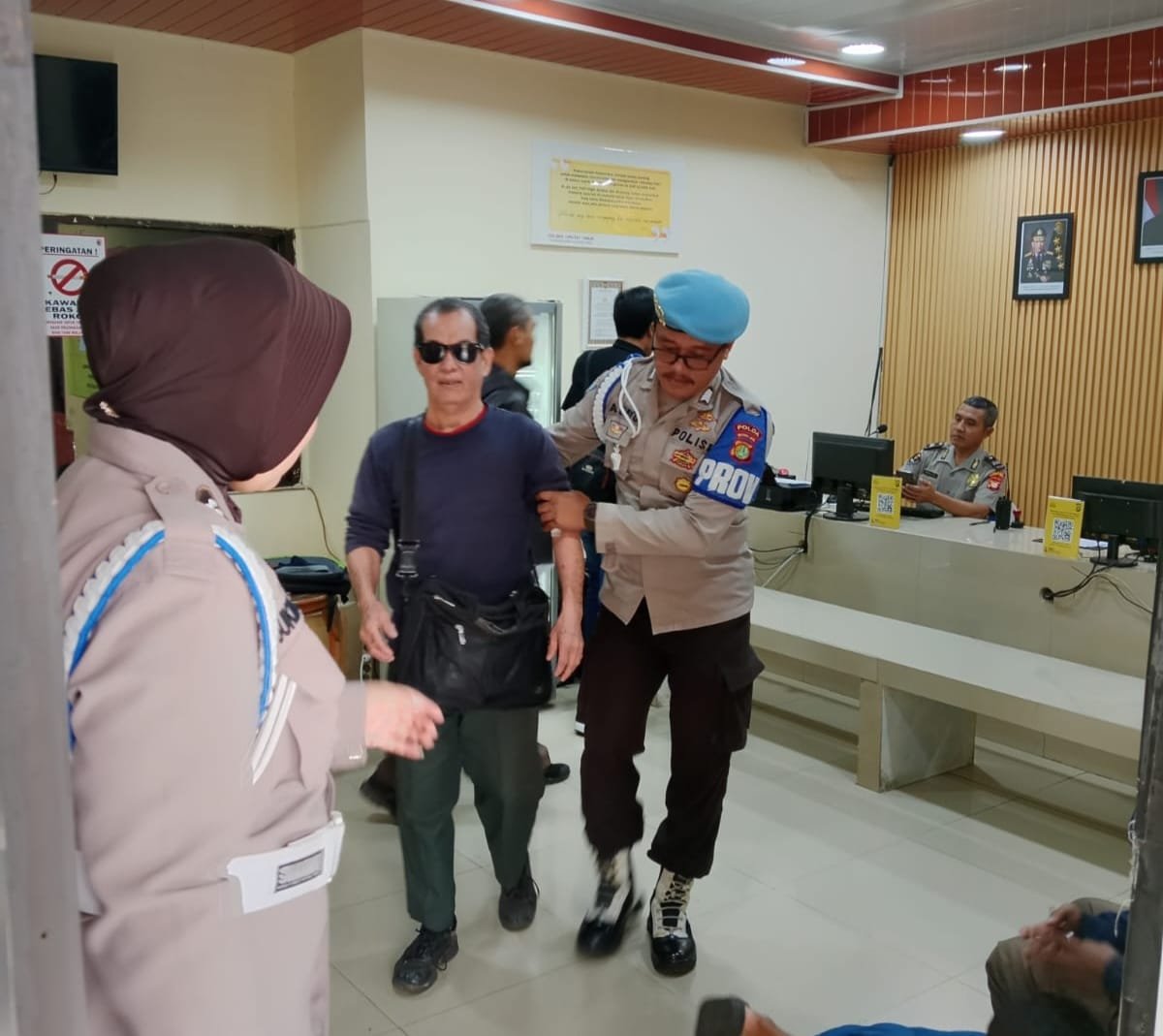 Propam Polsek Ciputat Timur Berikan Pelayanan Prima Terhadap Tuna Netra 