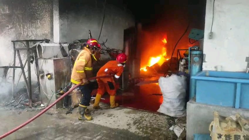 Pabrik Plastik di Tangerang Kebakaran, 1 Petugas Damkar Luka-Luka
