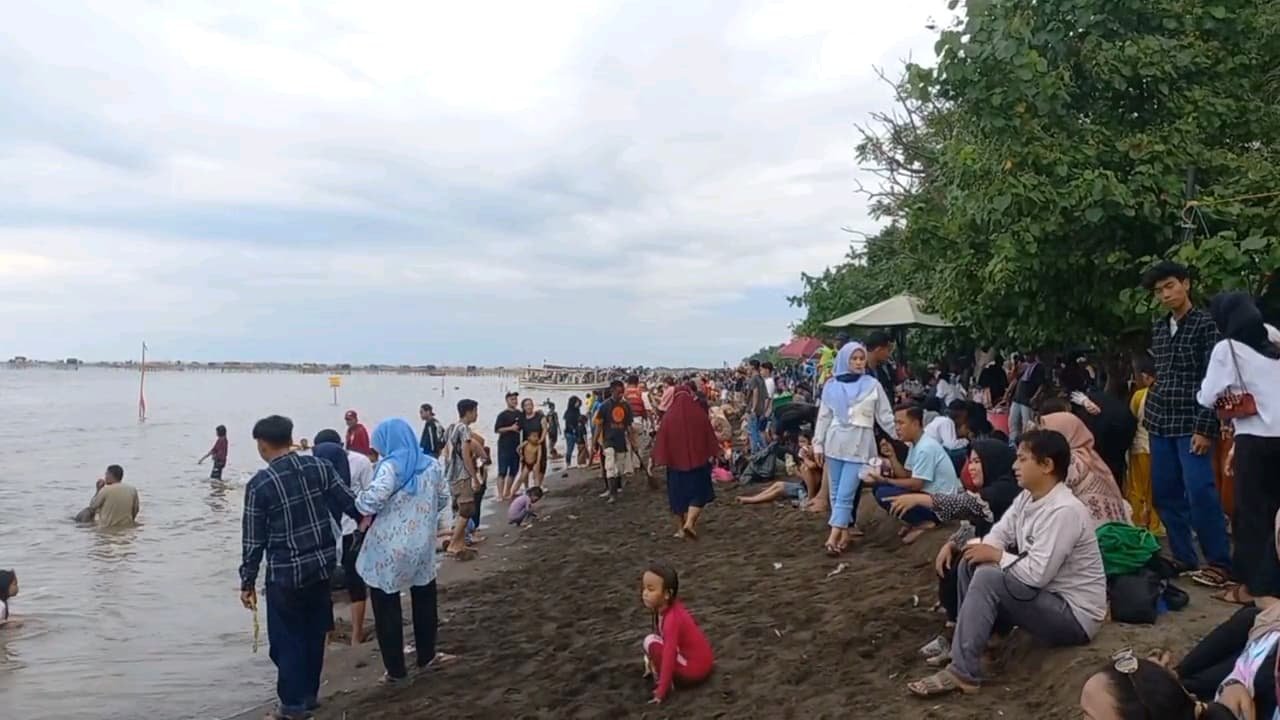 H+2 Lebaran, Pantai Tanjung Pasir Tangerang Dipadati Ribuan Wisatawan