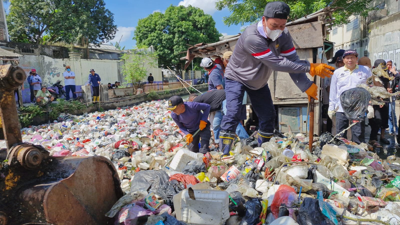 Miris! Sungai Golden Tangerang Dipadati Sampah
