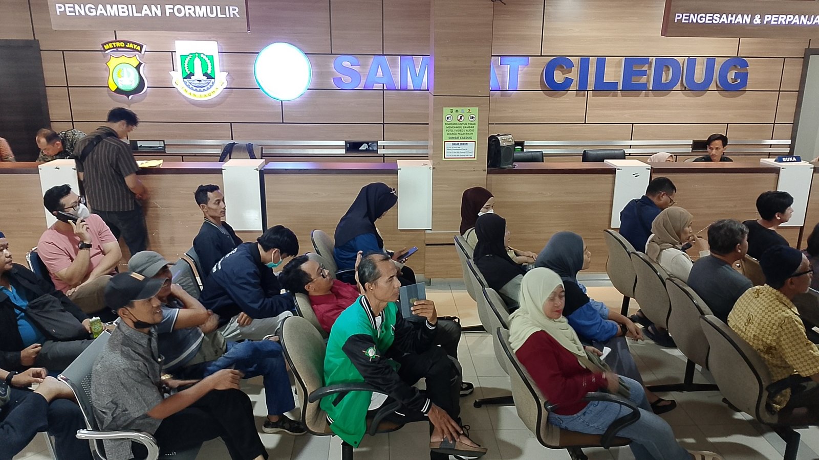 Hari Pertama Pemutihan Pajak Kendaraan, Masyarakat Serbu Samsat Ciledug Tangerang 