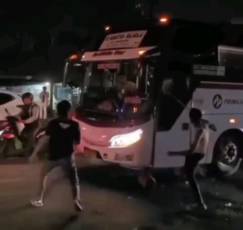 Sejumlah Pengamen Merusak Bus Primajasa di Tangerang