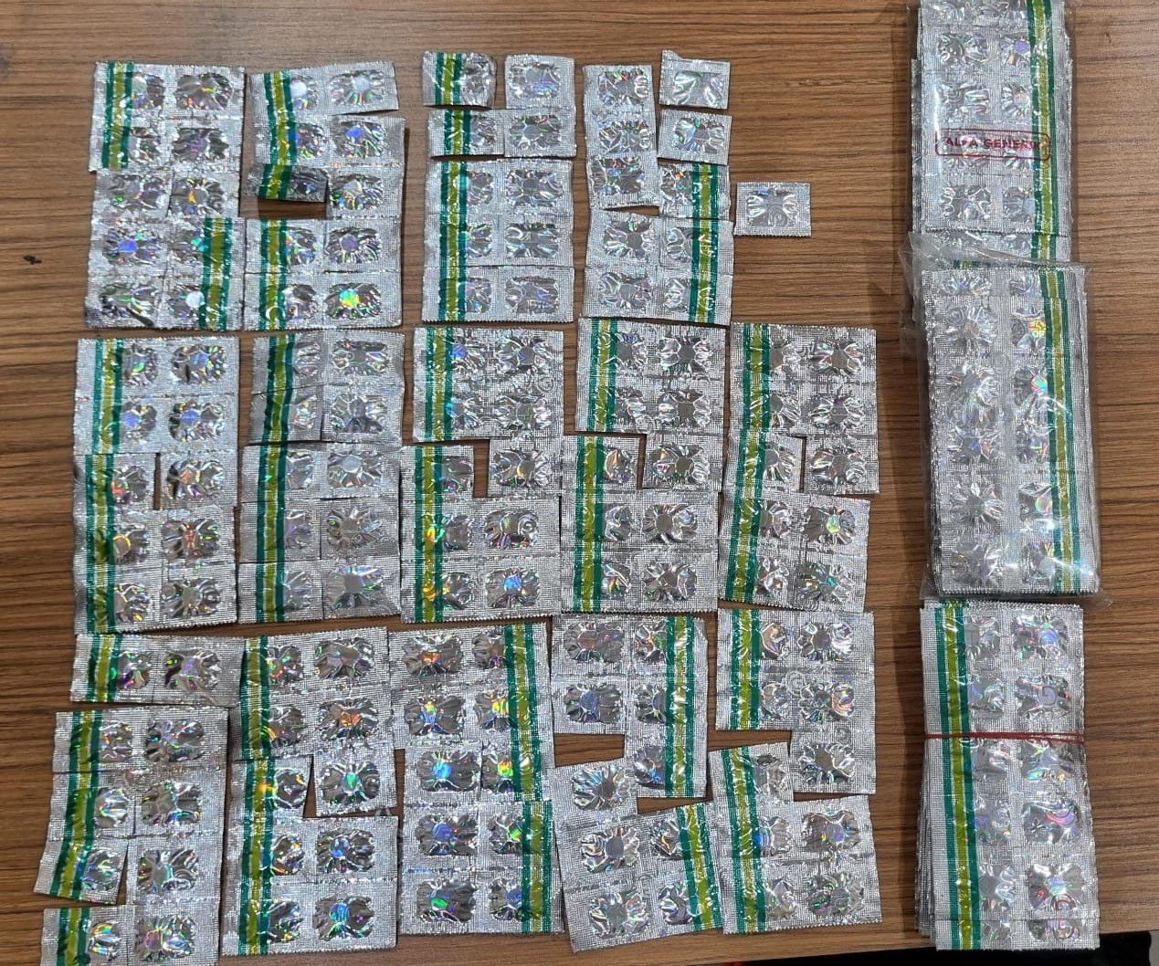 Tangerang, Nusantara Info: Polres Metro Tangerang Kota, Polda Metro Jaya terus berkomitmen menjaga masyarakat dari bahaya peredaran narkotika maupun obat-obatan terlarang (obat keras) tanpa izin edar di wilayah.Salah satu upaya pencegahan maupun menekan peredaran obat keras (daftar G) Tramadol dan Hexymer dilakukan polisi melalui operasi rutin yang ditingkatkan dan saat ini tengah digelar Operasi Nila Jaya 2025.
Alhasil, dua Polsek jajaran, yakni Polsek Sepatan dan Polsek Teluknaga, berhasil mengamankan 2 orang terduga pelaku peredaran obat keras (Daftar G) dengan barang bukti sebanyak 113.501 butir tramadol dan hexymer yang siap diedarkan di tengah masyarakat.
"Dari Polsek Sepatan, kami telah mengamankan satu orang tersangka berinisial ZF (29) dengan barang bukti sebanyak 85.000 butir tramadol dan 28.000 butir hexymer," ungkap Kapolres Metro Tangerang Kota, Kombes Pol Zain Dwi Nugroho dalam keterangannya, Jumat (20/6/2025).
Ribuan butir obat keras tanpa izin edar tersebut disita dari kediaman pelaku ZF di Perumahan Panorama, Tanah Merah, Kecamatan Sepatan Timur, Kabupaten Tangerang, Banten. Kepada Polisi pelaku mengaku barang bukti itu didapatkan dari seseorang yang saat ini masuk dalam daftar pencarian orang (DPO).
"Kami (polisi) masih melakukan pengejaran terhadap teman dari pelaku (DPO) Identitasnya telah kami ketahui," ujarnya.
Kemudian, melalui Polsek Teluknaga, petugas juga berhasil mengamankan seorang pelaku berinisial R (29). Sebanyak 501 butir obat keras terdiri 441 tramadol dan 60 hexymer ditemukan dari toko milik pelaku di jalan raya Kalibaru, Teluknaga, Kabupaten Tangerang, Banten.
"Peran serta masyarakat di lingkungan sangat dibutuhkan dalam mencegah, menekan hingga memutus rantai peredaran obat-obatan terlarang ini di tengah-tengah masyarakat," jelasnya.
"Dampak dari penggunaan obat keras ini menjadi pemicu tindak Kejahatan jalanan seperti tawuran, geng motor dan begal yang sering kali dilakukan oleh anak usia remaja dengan terlebih dahulu mengkonsumsi obat keras ini," sambung Zain.
Kapolres pun meminta kepada masyarakat untuk berani melapor kepada kepolisian terdekat atau call center 110 dan nomer pengaduan polres 082211110110 bila mengetahui dan mendapatkan adanya informasi peredaran obat keras di wilayah. Pihaknya akan merespon cepat sekecil apapun informasi maupun aduan masyarakat.
"Pelaku peredaran obat keras tanpa izin edar tersebut dijerat Pasal 435 juncto 436 UU No 17 th 2023 tentang Kesehatan. Ancaman hukumannya penjara selama 15 tahun," pungkasnya. (*)
