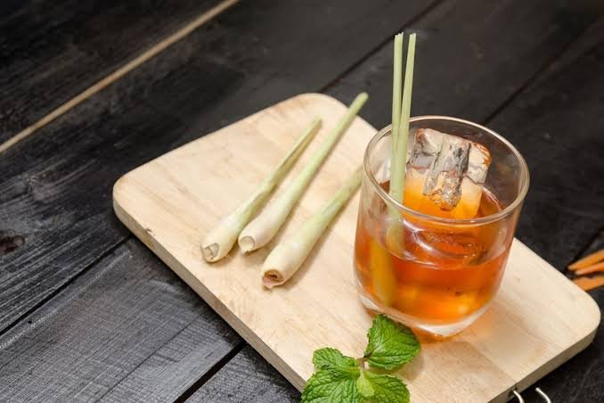 Batang Serai Gantikan Sendok untuk Mengaduk Minuman Teh