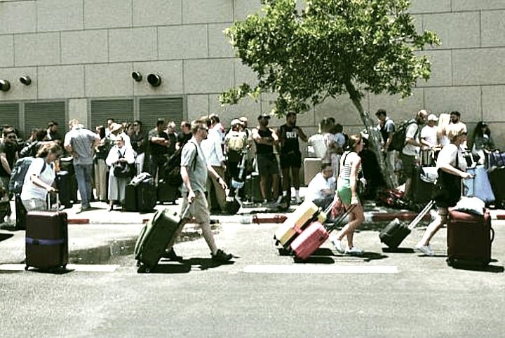 Konflik Israel dan Iran Kian Memanas, Sejumlah Negara Evakuasi Warganya