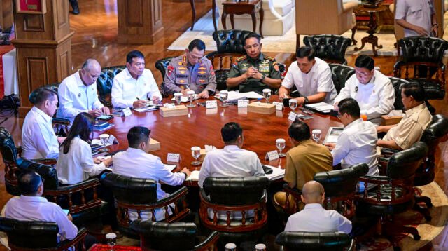 Panggil Sejumlah Menteri di Hambalang, Presiden Prabowo Bahas Kondisi Global dan Strategi Nasional