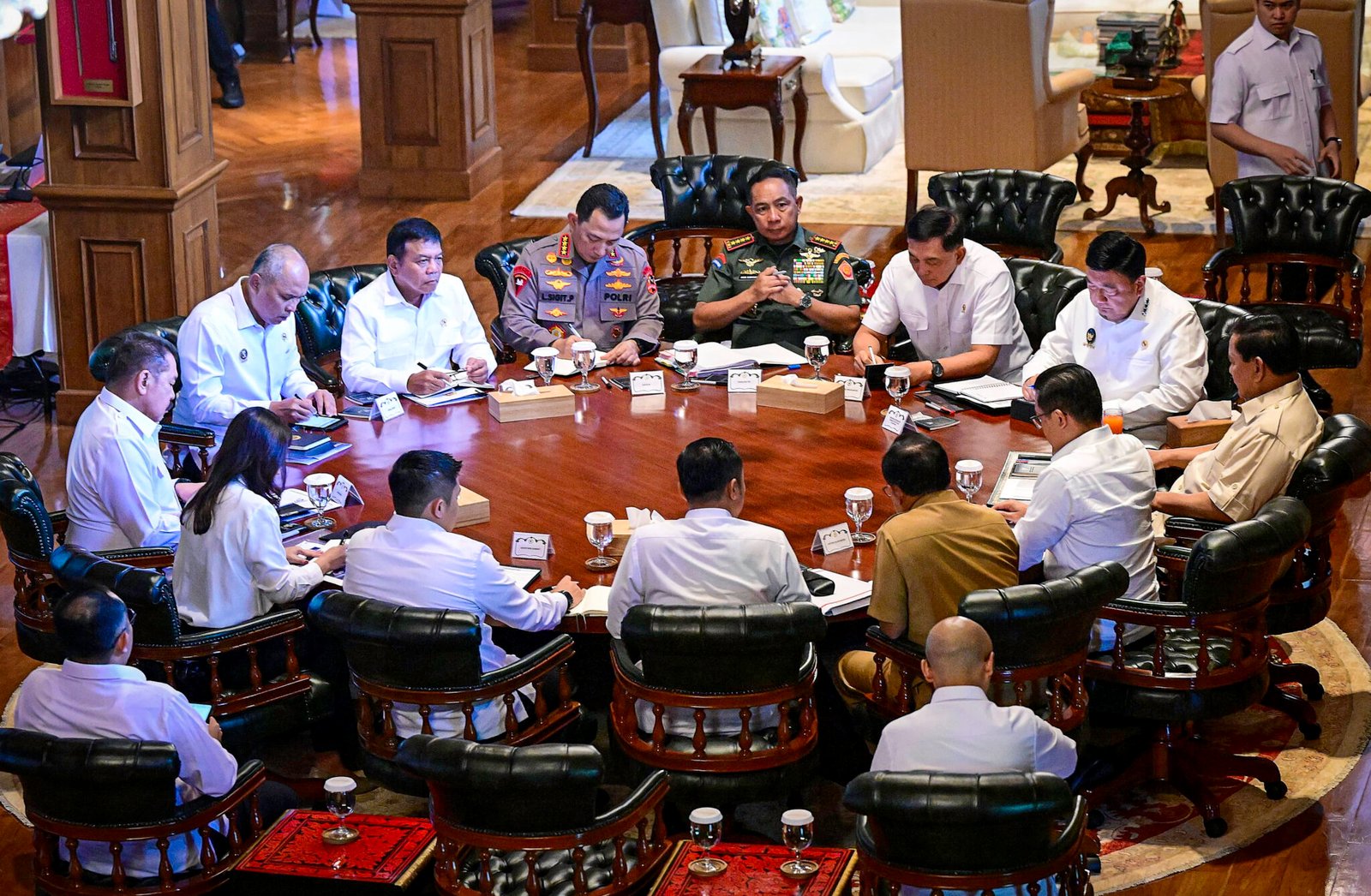 Panggil Sejumlah Menteri di Hambalang, Presiden Prabowo Bahas Kondisi Global dan Strategi Nasional