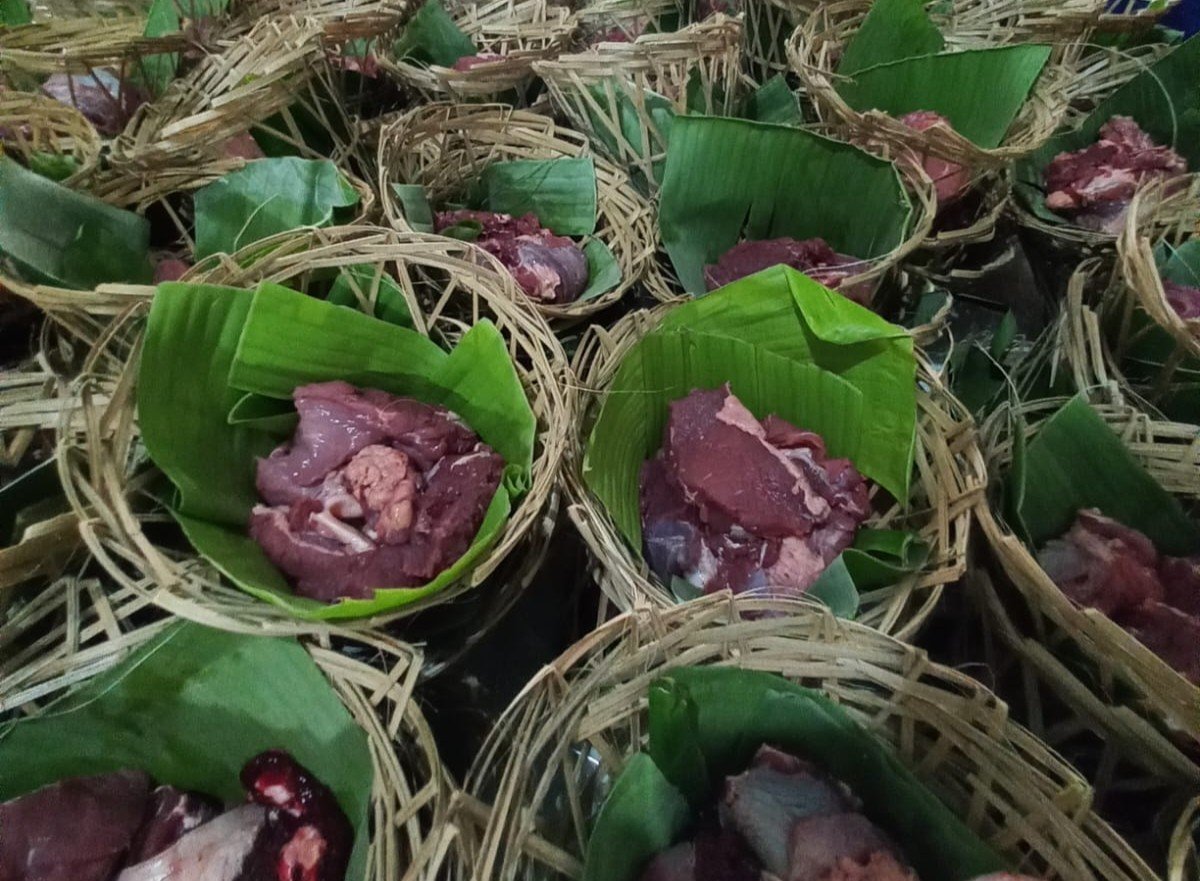 Patut Ditiru! Warga Tambun Selatan Gunakan Cara Tradisional Ramah Lingkungan Sebagai Wadah Daging Kurban