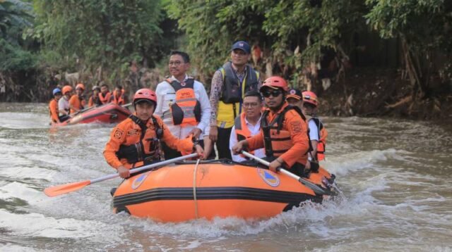 Susuri Kali Angke, Gubernur Banten Andra Soni Soroti Akar Masalah Banjir Tangerang Raya