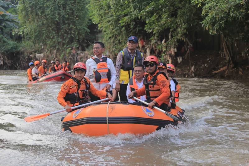 Susuri Kali Angke, Gubernur Banten Andra Soni Soroti Akar Masalah Banjir Tangerang Raya