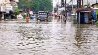 Banjir Setinggi 90 Cm di Jalan KH. Hasyim Ashari Putus Akses Jalan Tangerang-Jakarta