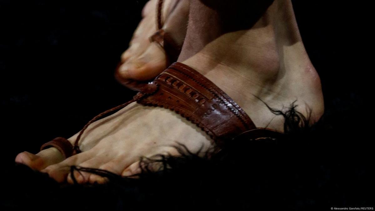 India Tuduh Prada Curi Desain Sandal Tradisional Kolhapuri