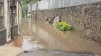 Hujan Deras Menyebabkan Jalan di Tangerang Terendam Banjir