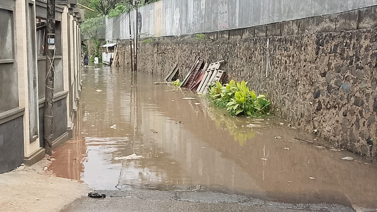 Hujan Deras Menyebabkan Jalan di Tangerang Terendam Banjir