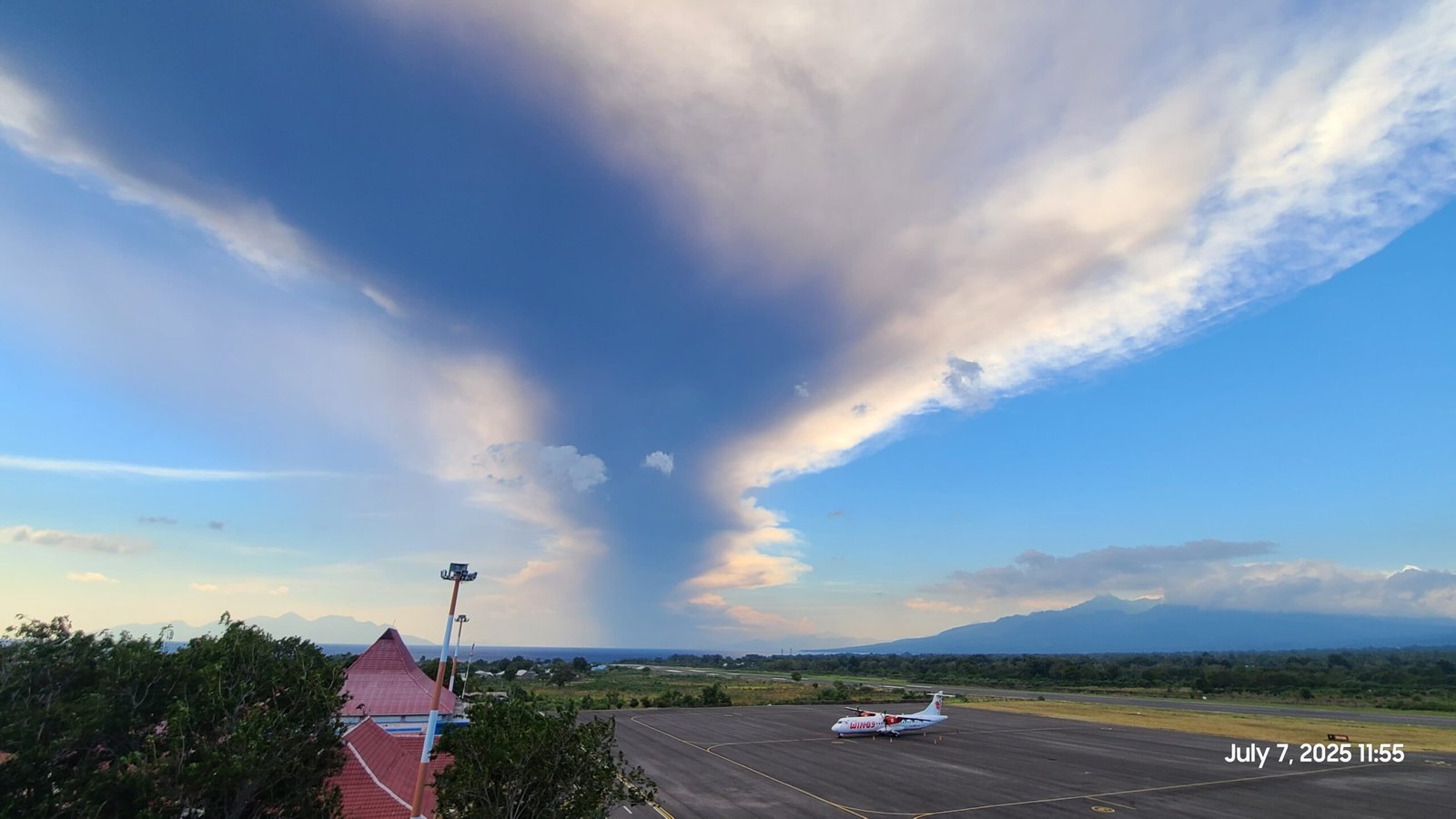 Jalur Penerbangan Terdampak Abu Vulkanik, Bandara Fransiskus Xaverius Seda Maumere Ditutup Sementara