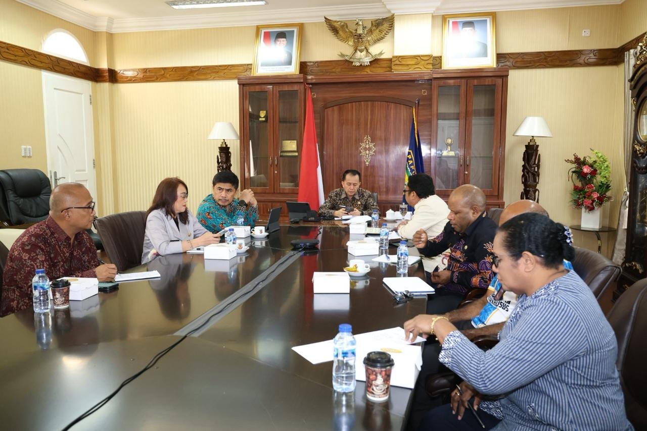 Baru Tiba di Papua, Fatoni Langsung Pimpin Rapat Strategis Hingga Tengah Malam