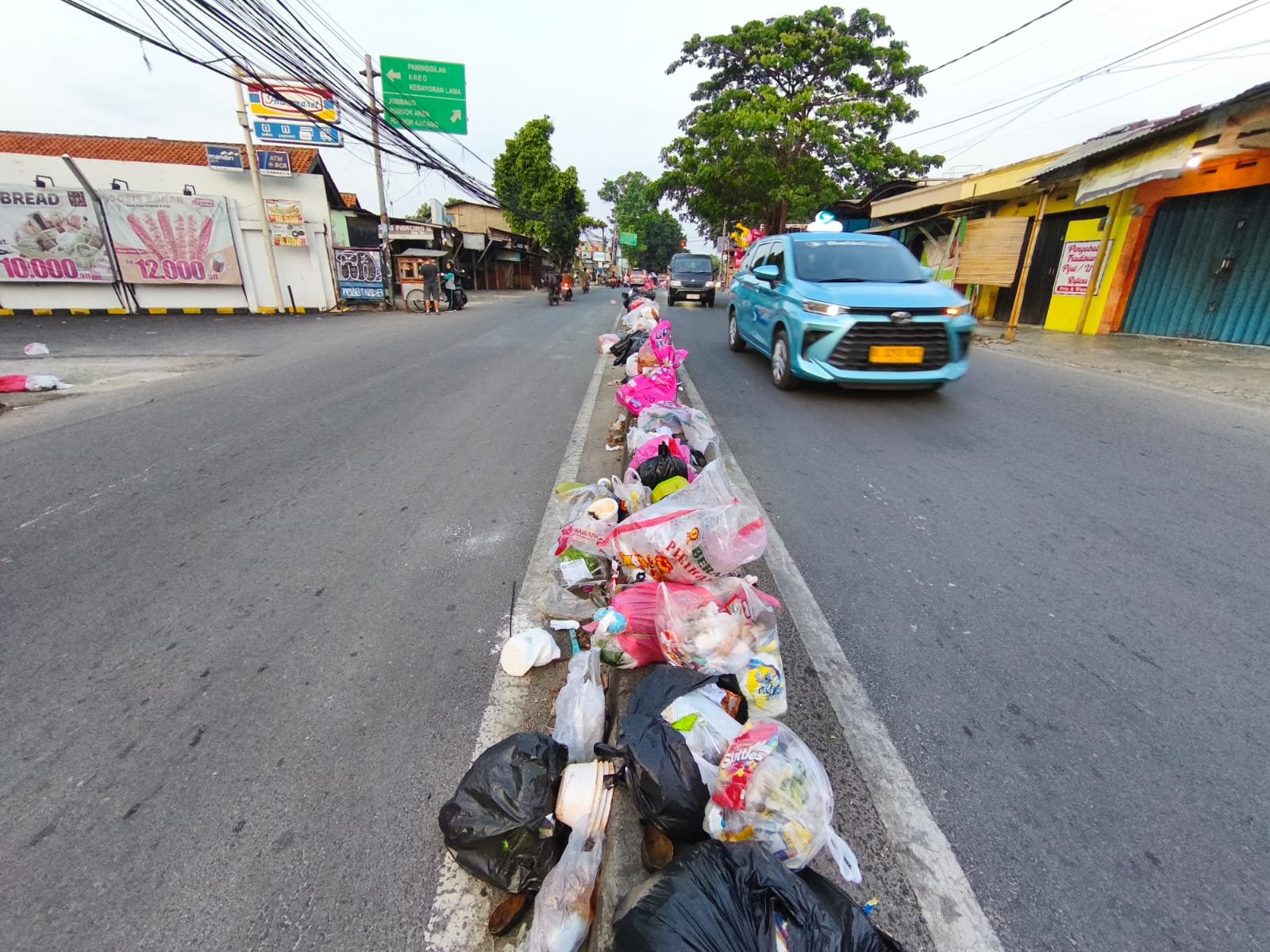 Jejeran Sampah di Median Jalan Ciledug: Simbol Krisis Tata Kelola Lingkungan Perkotaan