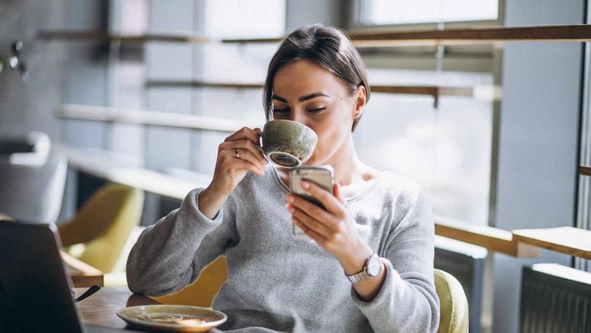 Studi Tunjukkan Minum Kopi Bikin Perempuan Tangguh Lewati Penuaan