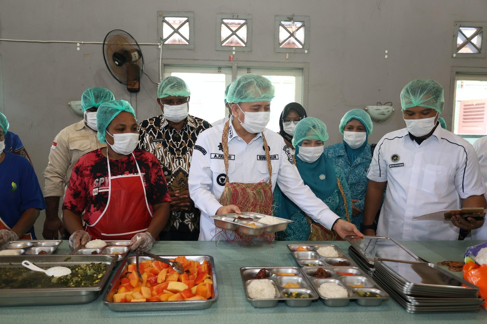 Pj Gubernur Papua Fatoni Tinjau Dapur MBG di Kepulauan Yapen, Pastikan Gizi Anak Tercukupi