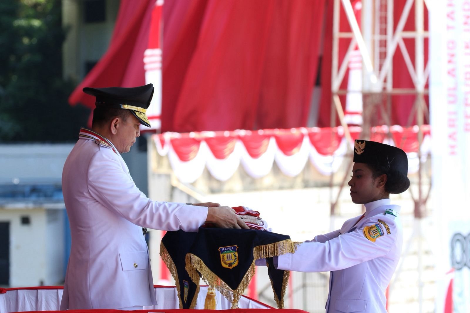Pimpin Upacara HUT RI ke-80, Pj Gubernur Fatoni Ajak Masyarakat Papua Rawat Kondusifitas